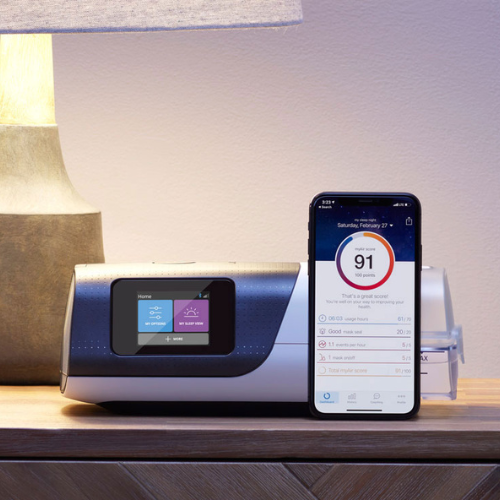 เครื่องช่วยหายใจ ResMed Airsense 11 วางอยู่บนโต๊ะข้างเตียงนอน